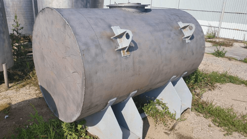 Емкость 1,3 куб.м., 1,45м высота.