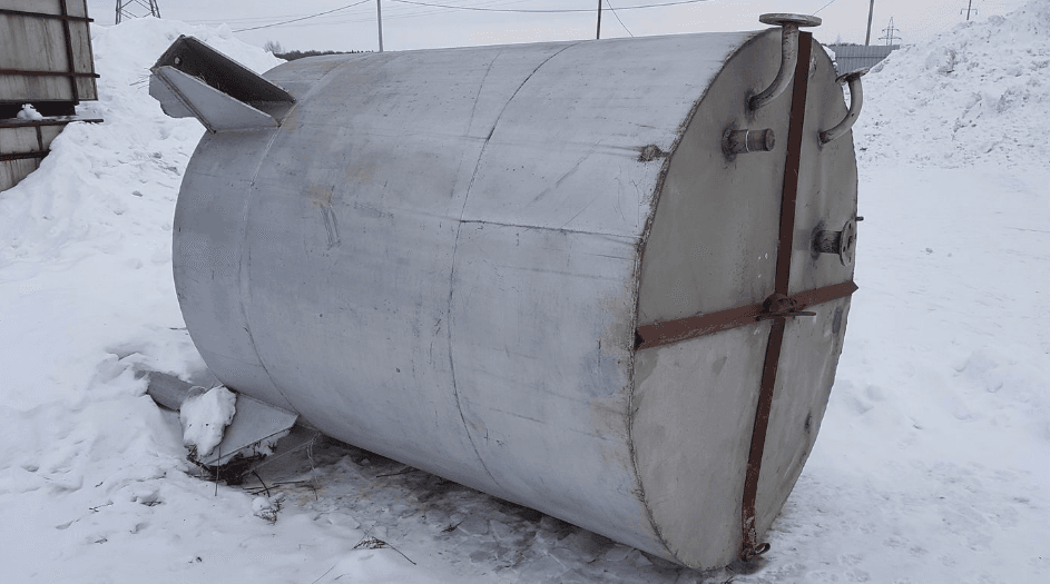 Емкость 5 куб.м., 3,3м высота общая.