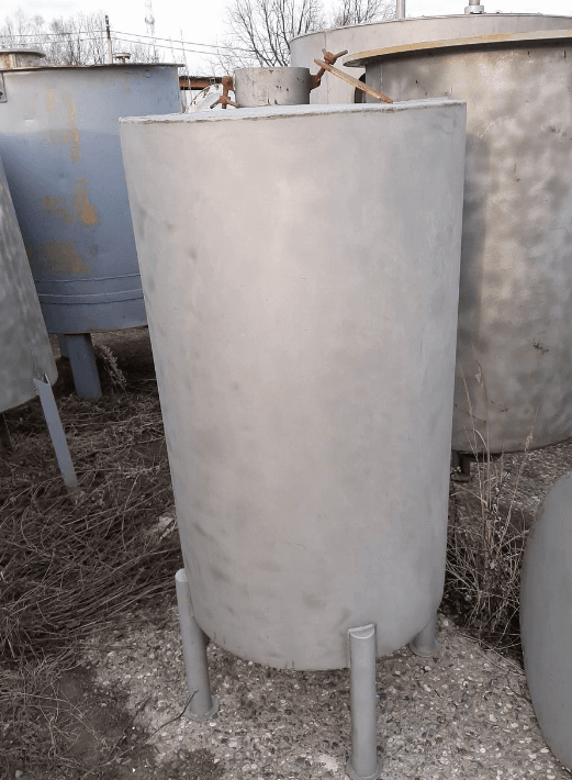 Емкости 0,3 куб.м., вертикального исполнения.