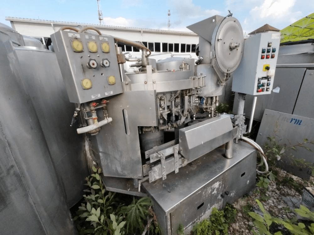 Розливо-укупорочный автомат ЛПМ2-200ПЭТ1 инв.5906