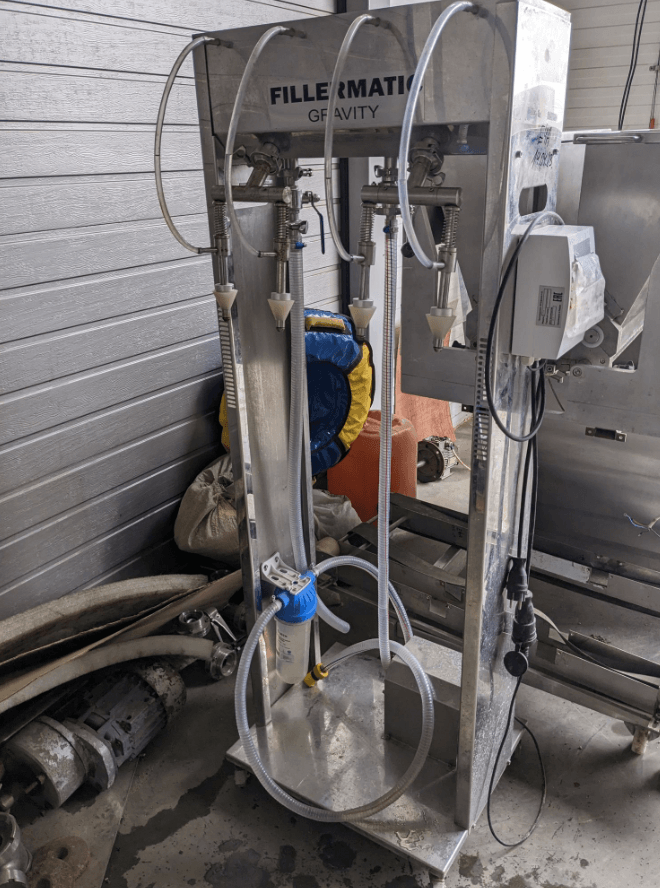 Полуавтомат розлива спокойных жидкостей в пластиковую и стеклянную тару