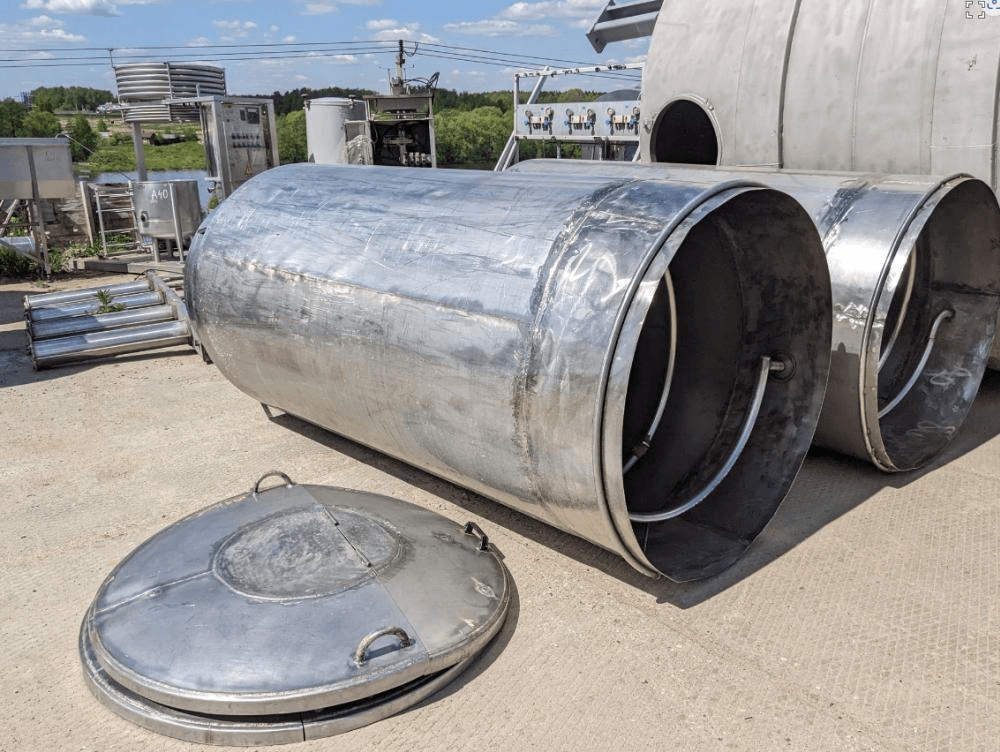 Емкости нержавеющие, объем 2,2 куб.м., вертикальные со змеевиком.