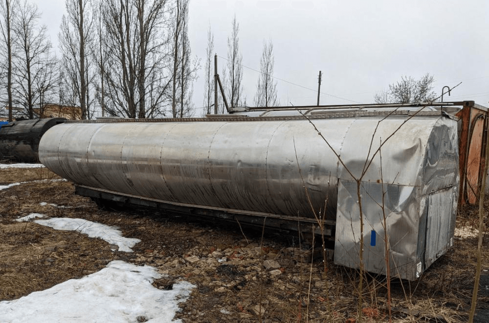 Емкость 14 куб.м. горизонтальная, термос, шнек на дне е.1864