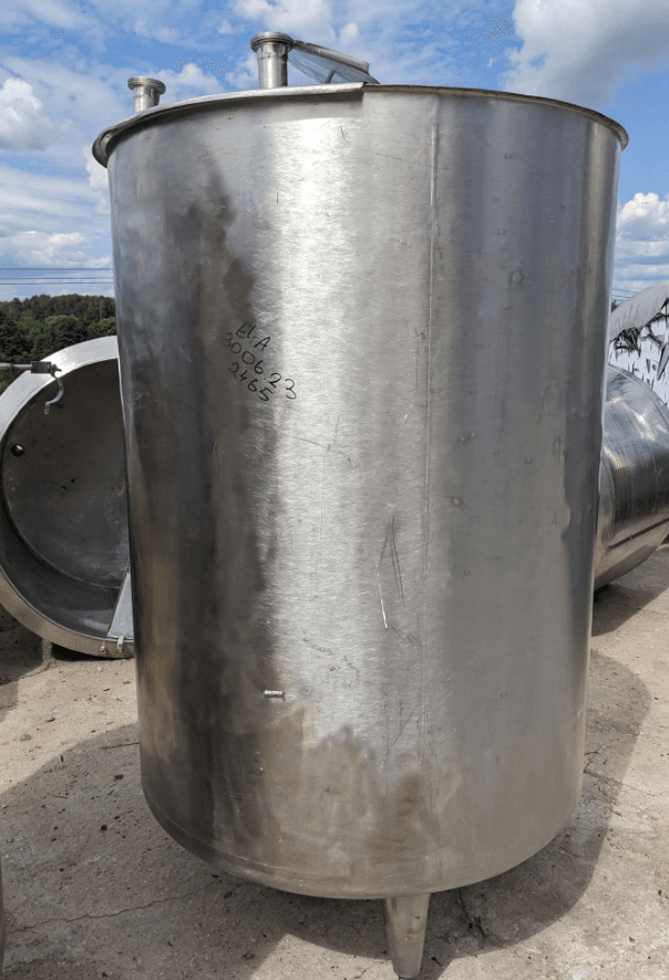 Емкость объемом 1,5 куб.м, с крышкой е.2464