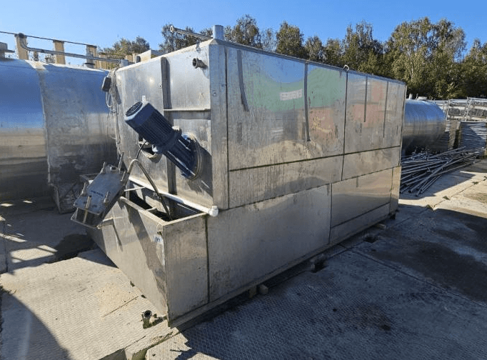 Емкость прямоугольная с мешалкой и теплообменником 7.5 куб  инв.11777