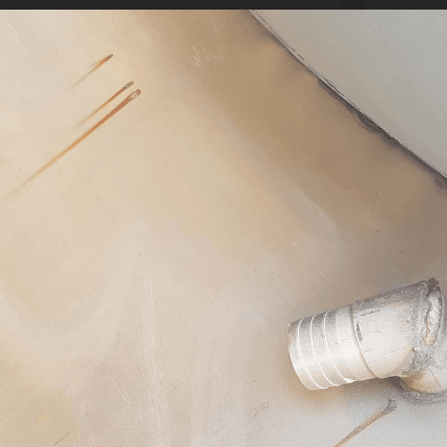 Емкость 1 куб.м. крышка из черного металла.