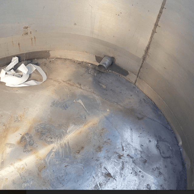 Емкость 1 куб.м. крышка из черного металла.