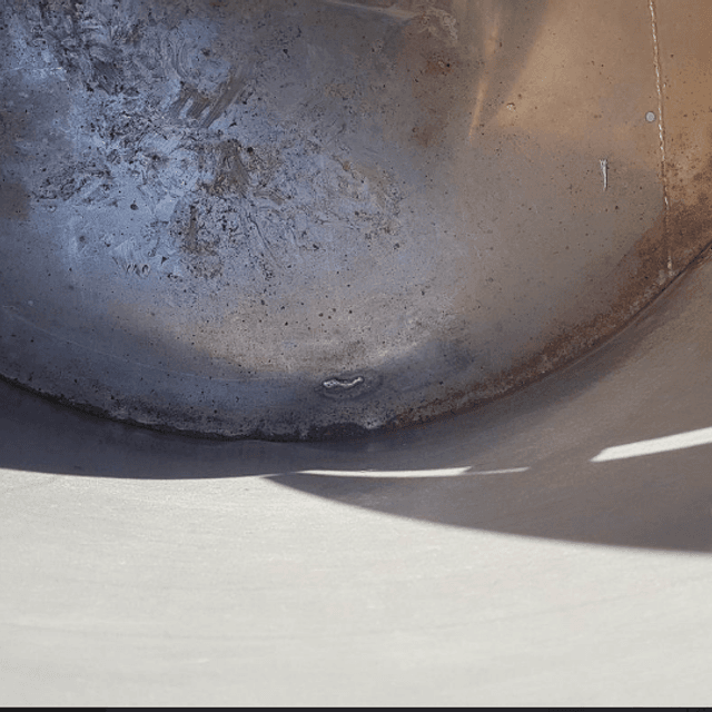 Емкость 1 куб.м. крышка из черного металла.