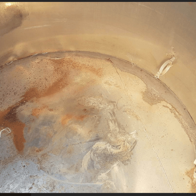 Емкость 1 куб.м. крышка из черного металла.