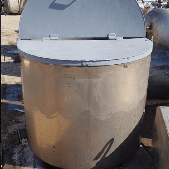 Емкость 1 куб.м. крышка из черного металла.