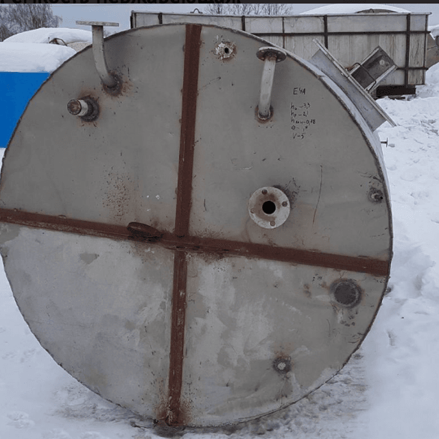 Емкость 5 куб.м., 3,3м высота общая.