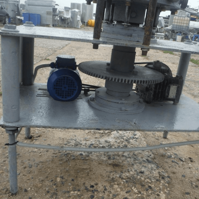 Полуавтомат розлива газированных напитков в ПЭТ