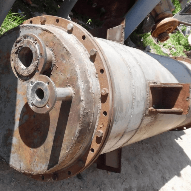 Емкость 1,2 куб.м. общая высота 2,9м.