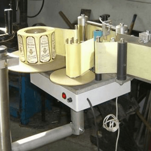 Аппликатор на стеклянные и пластиковые бутылки