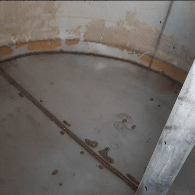 Емкость 5 куб.м., 3,3м высота общая.