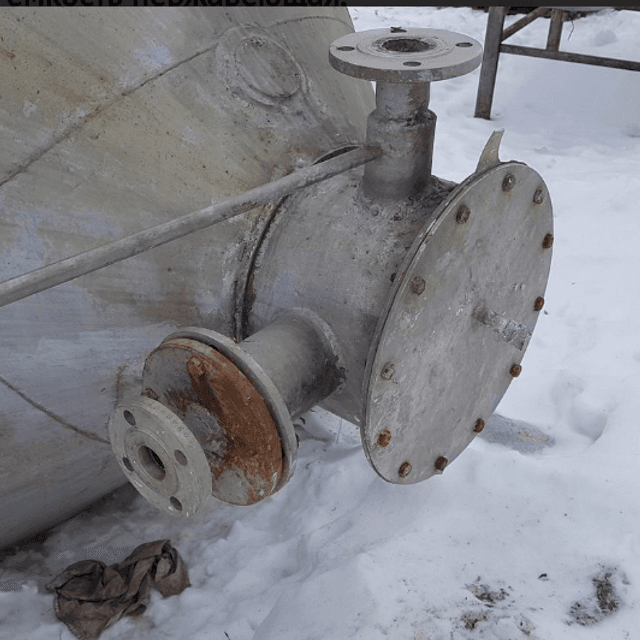 Емкость 5 куб.м., 3,3м высота общая.