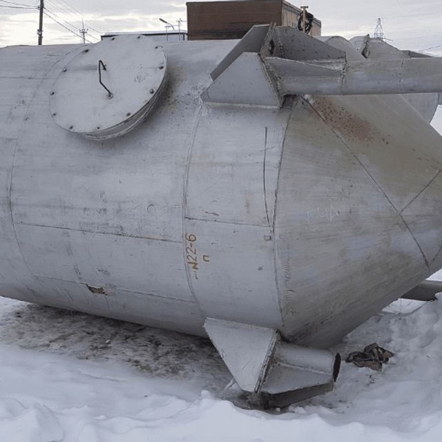 Емкость 5 куб.м., 3,3м высота общая.