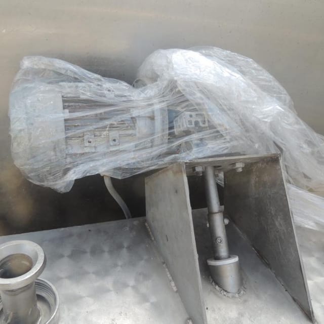 Бак квадратный 1000л с мешалкой инв.5685