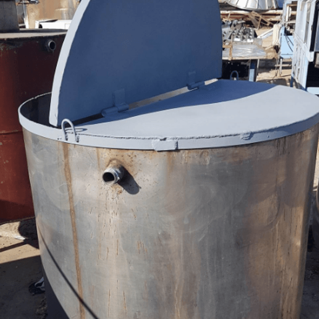 Емкость 1 куб.м. крышка из черного металла.