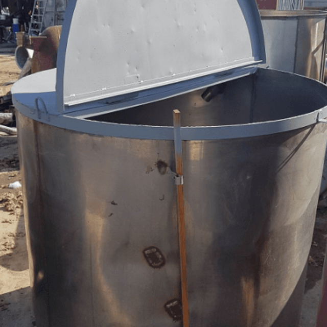 Емкость 1 куб.м. крышка из черного металла.