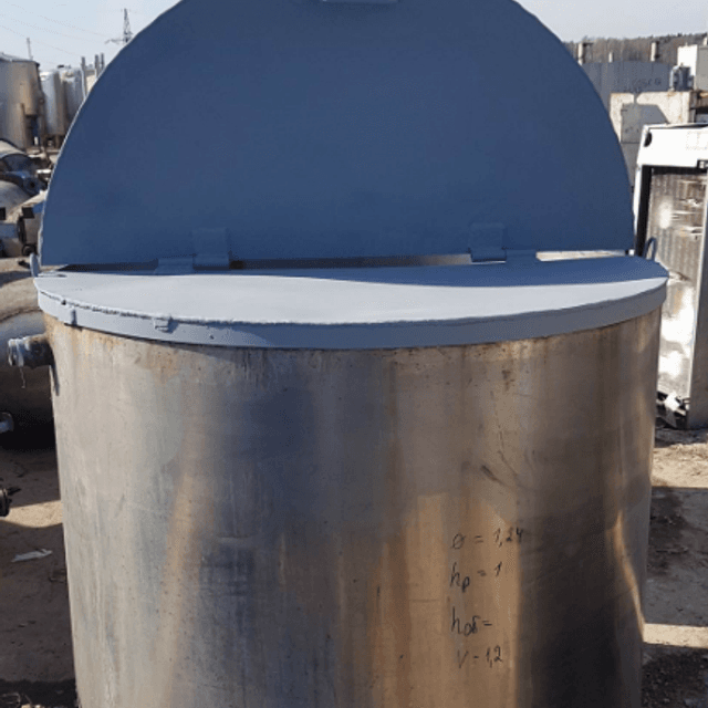 Емкость 1 куб.м. крышка из черного металла.