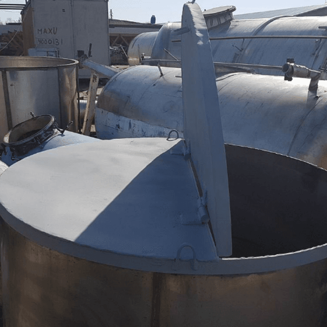 Емкость 1 куб.м. крышка из черного металла.