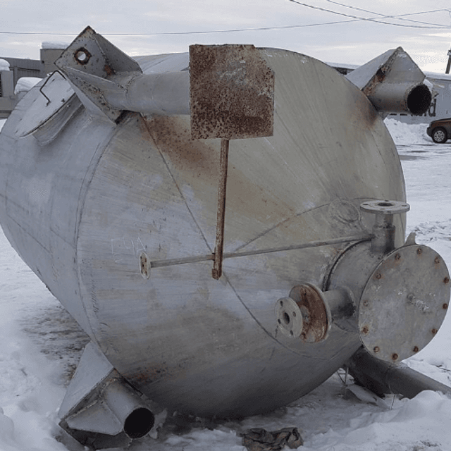 Емкость 5 куб.м., 3,3м высота общая.