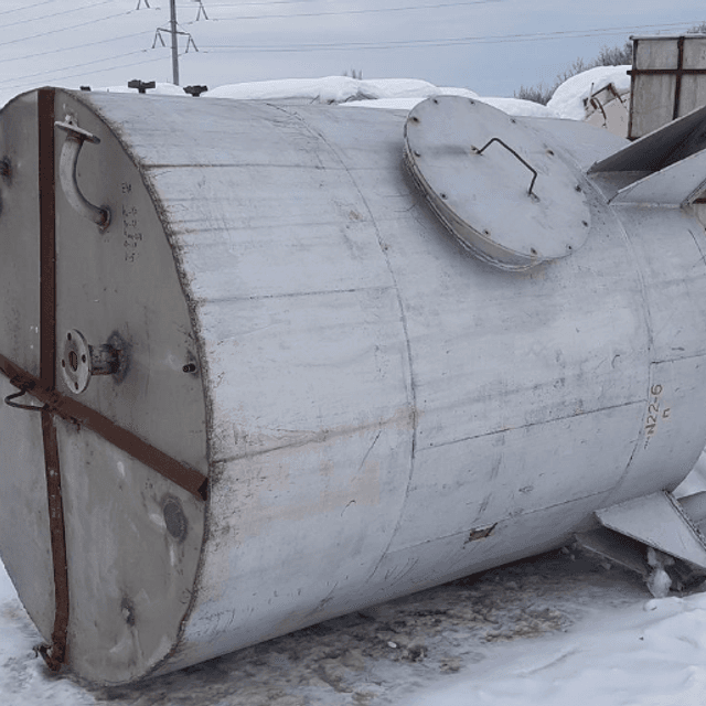 Емкость 5 куб.м., 3,3м высота общая.