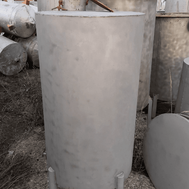 Емкости 0,3 куб.м., вертикального исполнения.