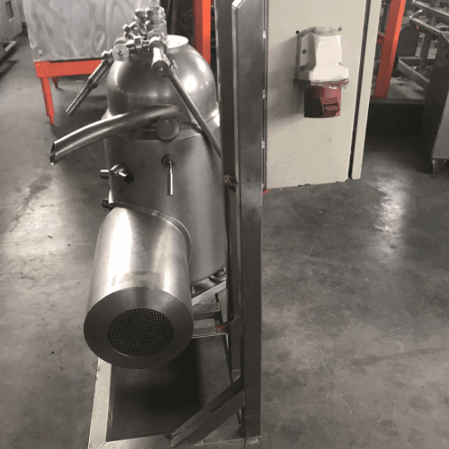 Сепаратор-сливкоотделитель без автоматической выгрузки осадка Италия 1куб/час инв.8058