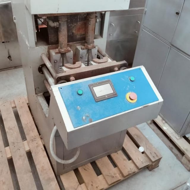 Полуавтомат выдува со станцией разогрева ПВ-7/3 инв.6974