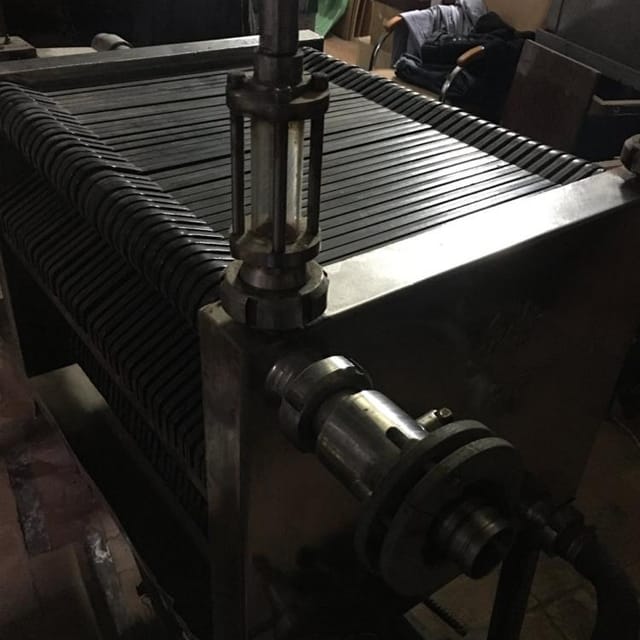 Фильтр-пресс, пластины 40х40, ручной прижим.