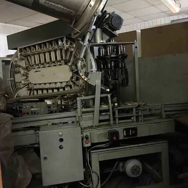 Автоматическая укупорочная машина  Д9-ВАУ