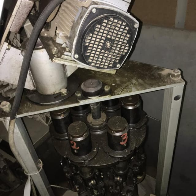 Автоматическая укупорочная машина  Д9-ВАУ