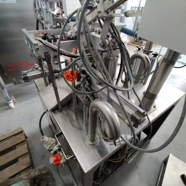 Фасовщик  жидких и густых продуктов в пакеты Дойпак е.2002