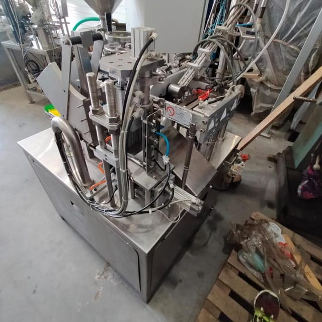 Фасовщик  жидких и густых продуктов в пакеты Дойпак е.2002