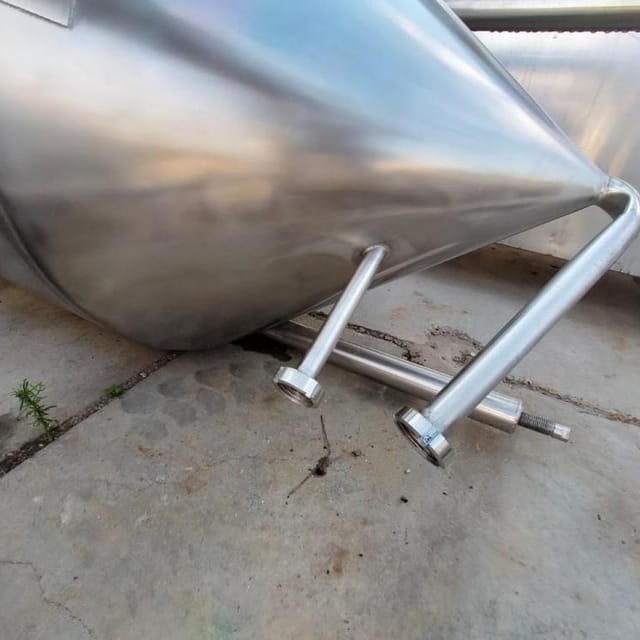 Емкости 1200л с конусом инв.7549