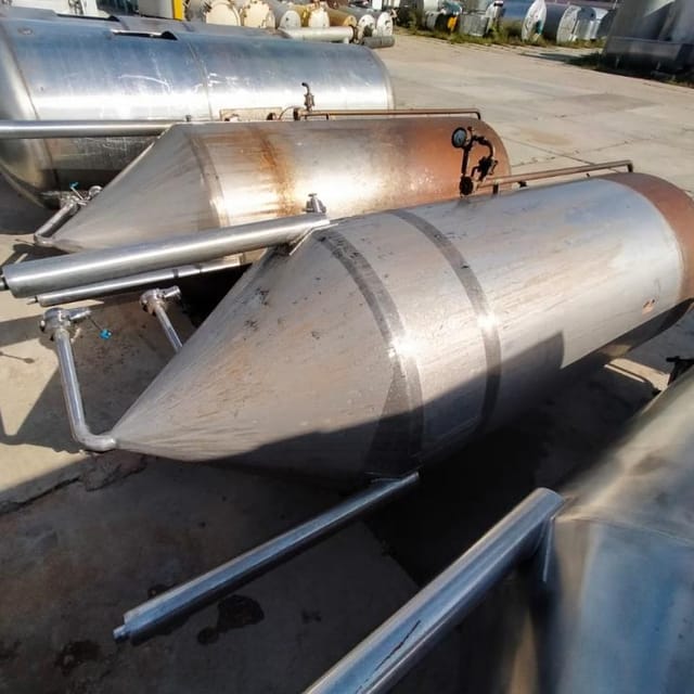 Емкость с конусом 1200л инв.7599