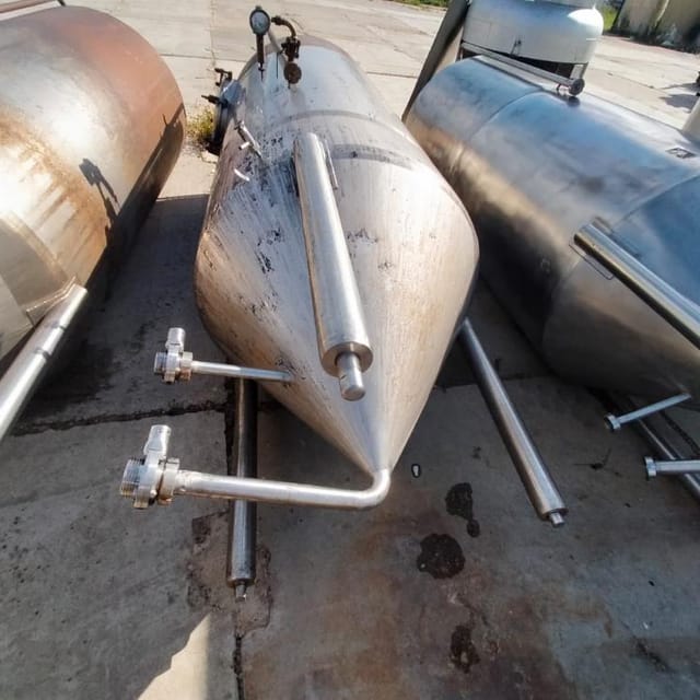 Емкость с конусом 1200л инв.7599