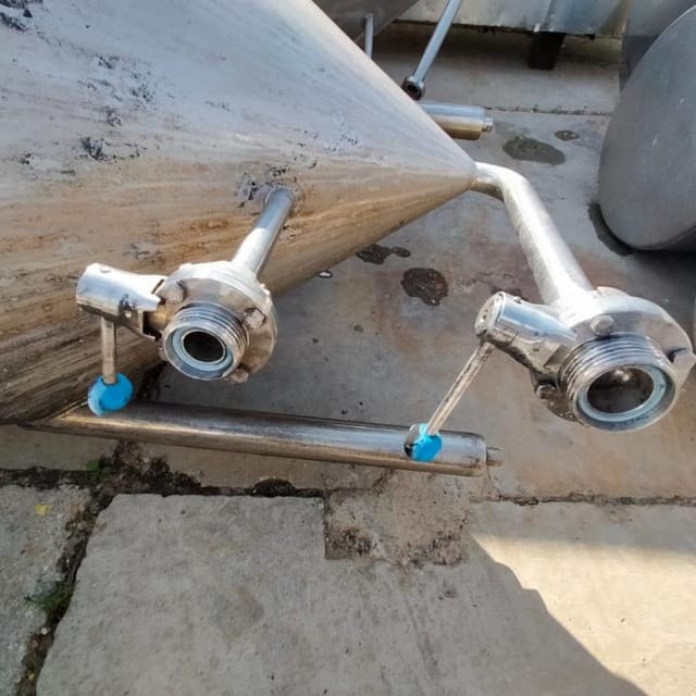 Емкость с конусом 1200л инв.7599