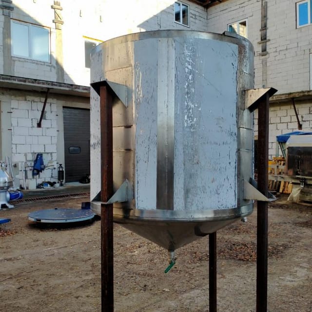 Емкость 2м3 с конусом инв.8946