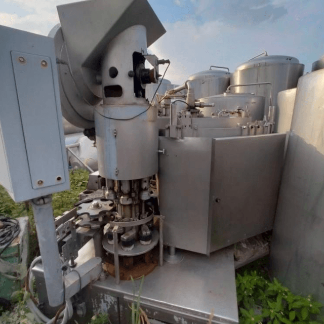 Розливо-укупорочный автомат ЛПМ2-200ПЭТ1 инв.5906