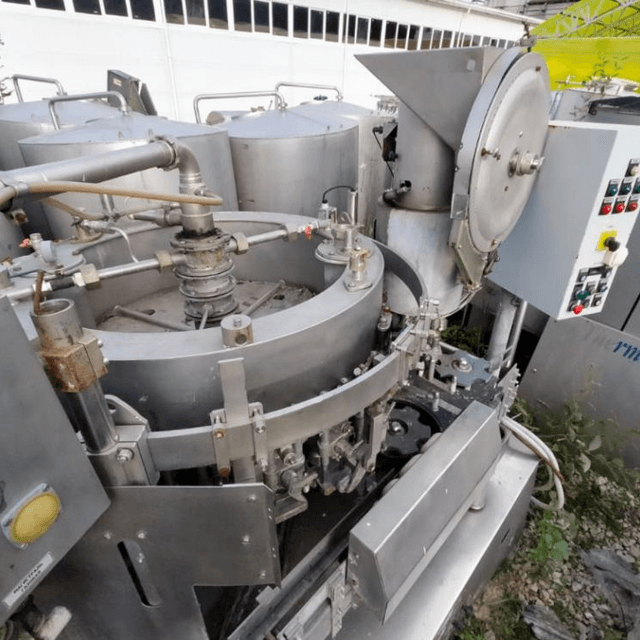 Розливо-укупорочный автомат ЛПМ2-200ПЭТ1 инв.5906