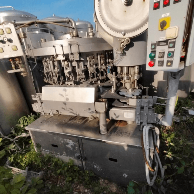 Розливо-укупорочный автомат ЛПМ2-200ПЭТ1 инв.5906