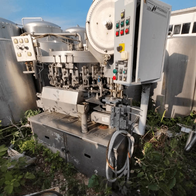 Розливо-укупорочный автомат ЛПМ2-200ПЭТ1 инв.5906