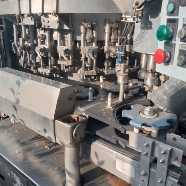 Розливо-укупорочный автомат ЛПМ2-200ПЭТ1 инв.5906