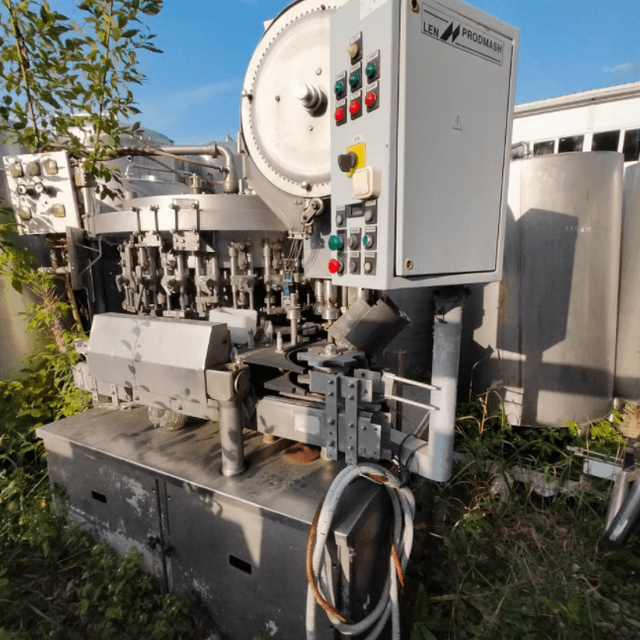 Розливо-укупорочный автомат ЛПМ2-200ПЭТ1 инв.5906