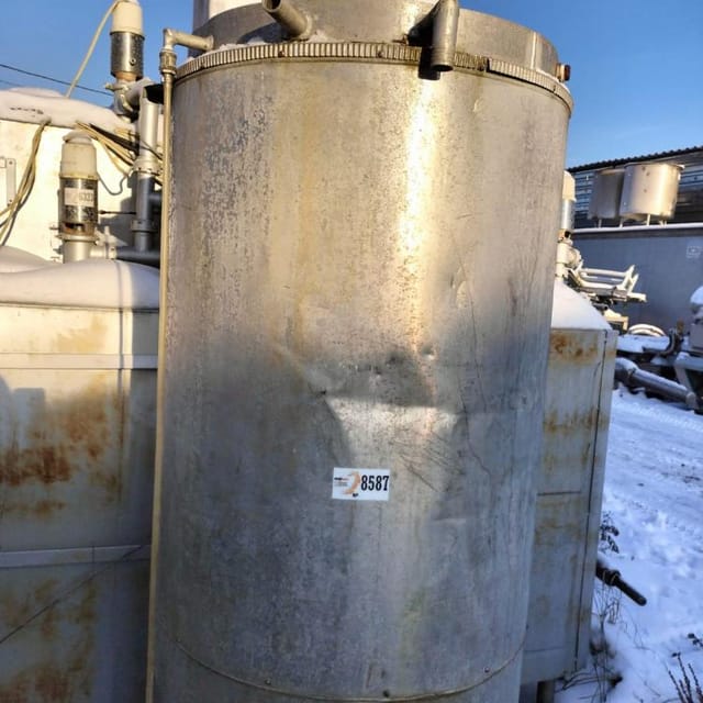Емкость вертикальная 1200л инв.8587