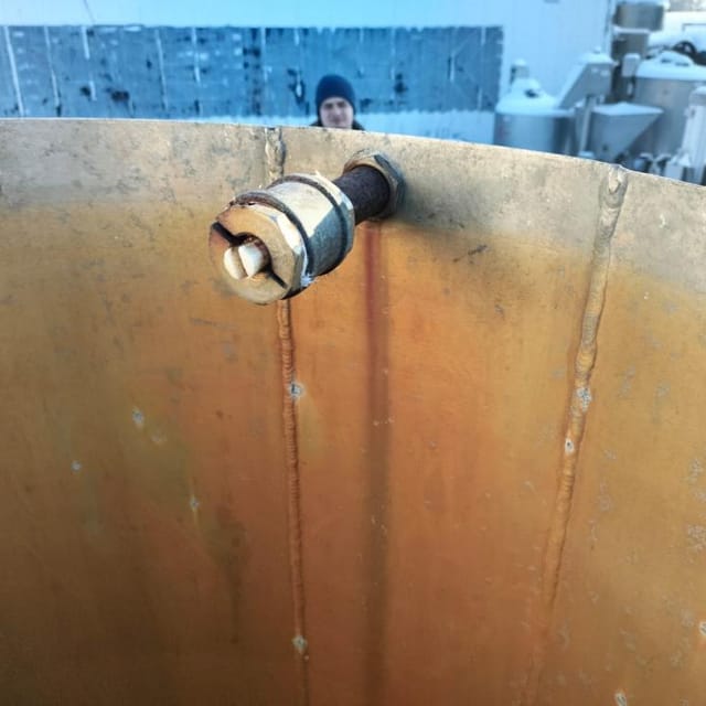 Емкость вертикальная 1200л инв.8587