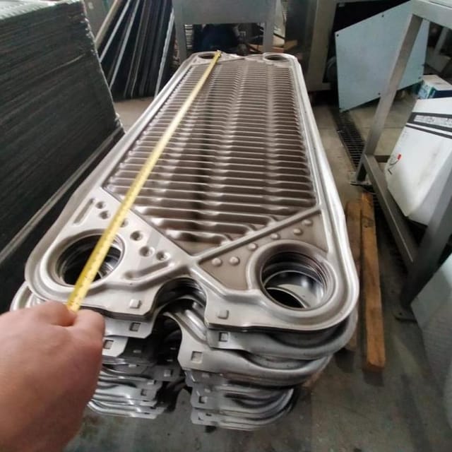 Пластины на теплообменник пластинчатый, клеевые.